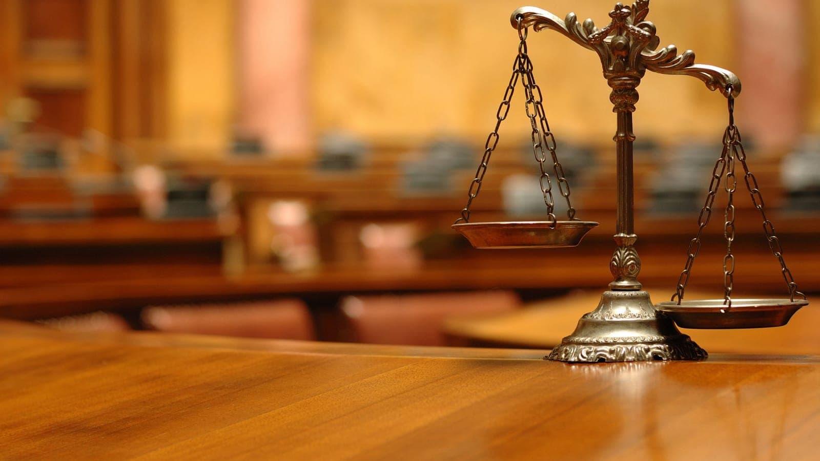 Balance scales weighing co-managed versus fully outsourced IT